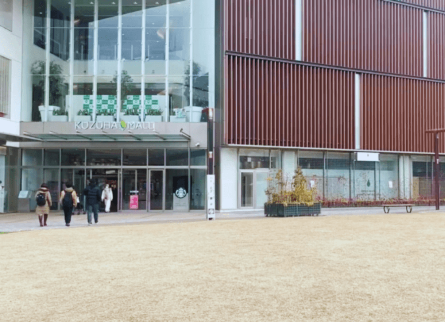 枚方市のくずはモール。以前はSL機関車が設置されていた。
