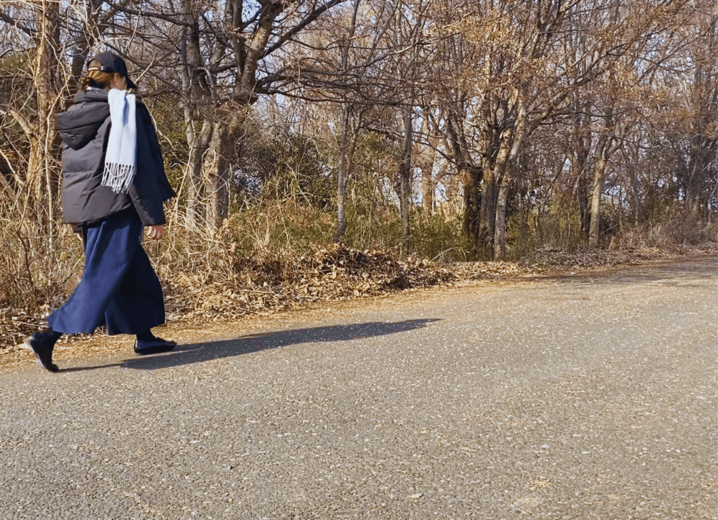 淀川河川敷枚方地区を散策する堀寛未。
