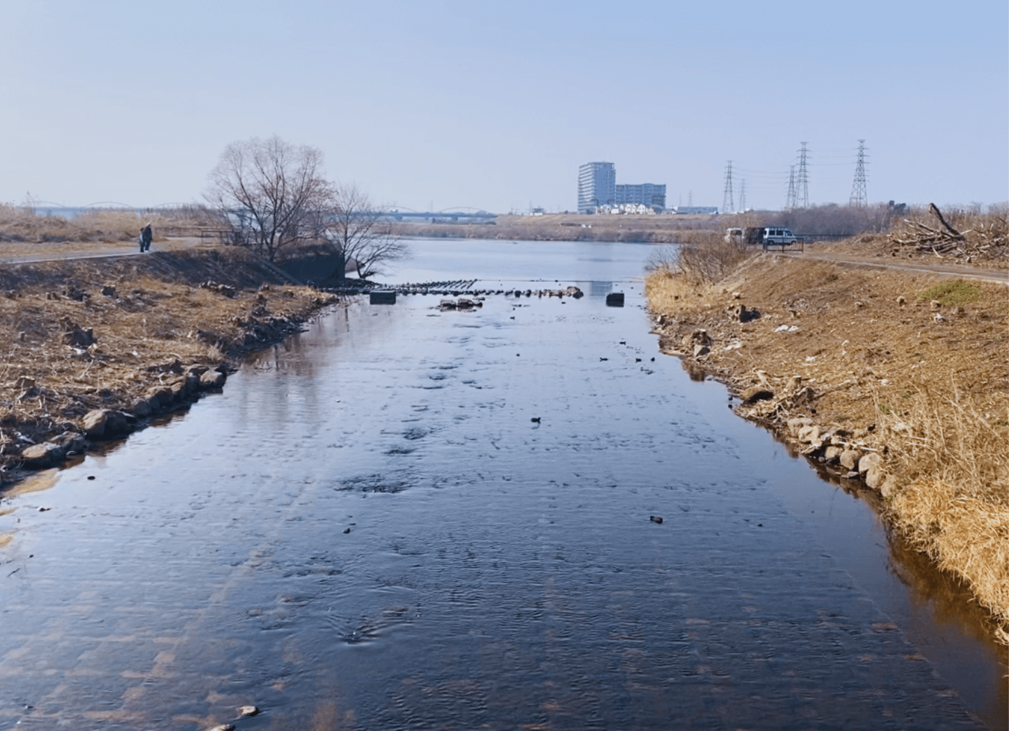 淀川河川敷枚方地区の橋から見える淀川と枚方大橋。