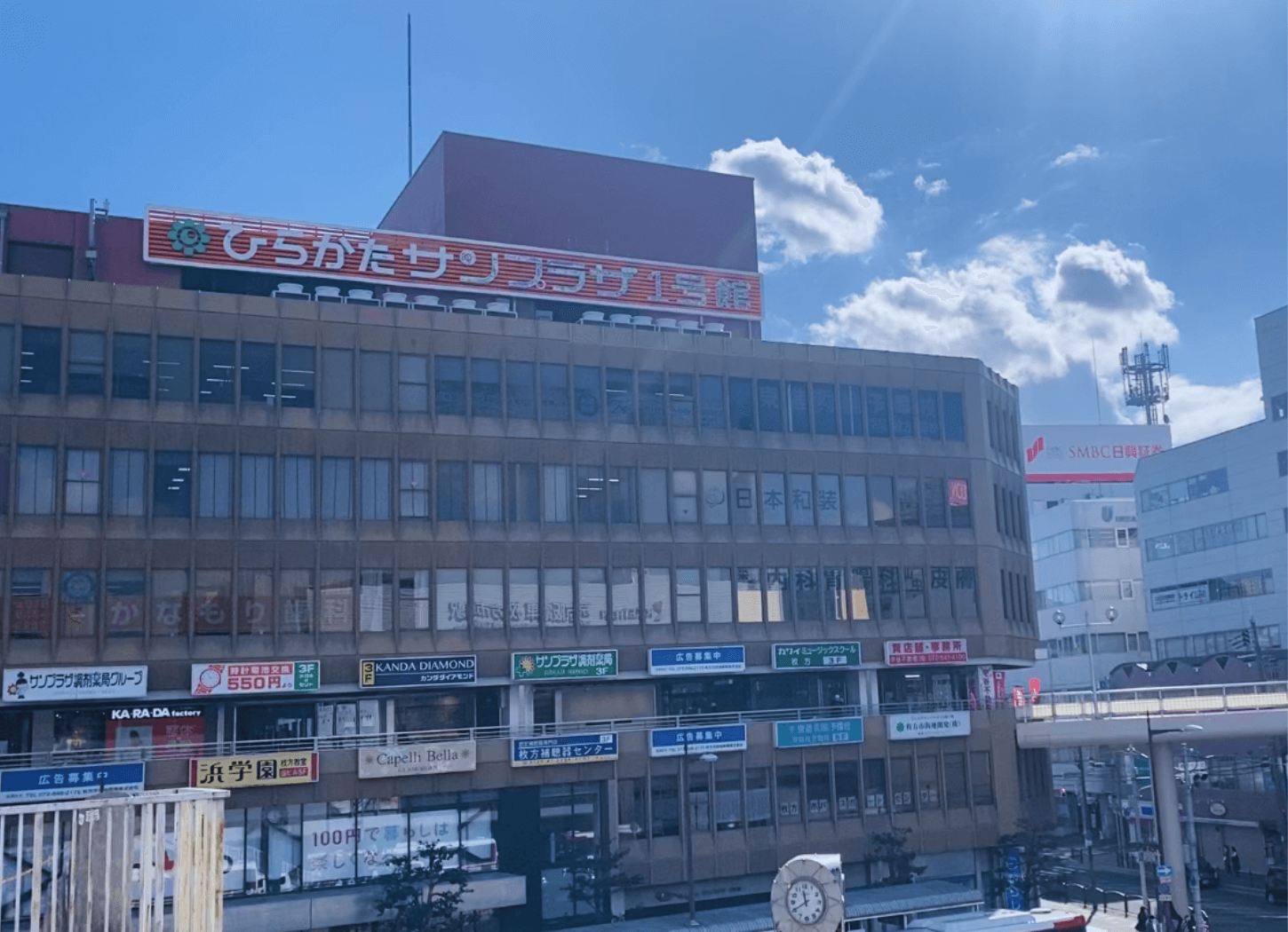 京阪電車枚方市駅から見たひらかたサンプラザ1号館。