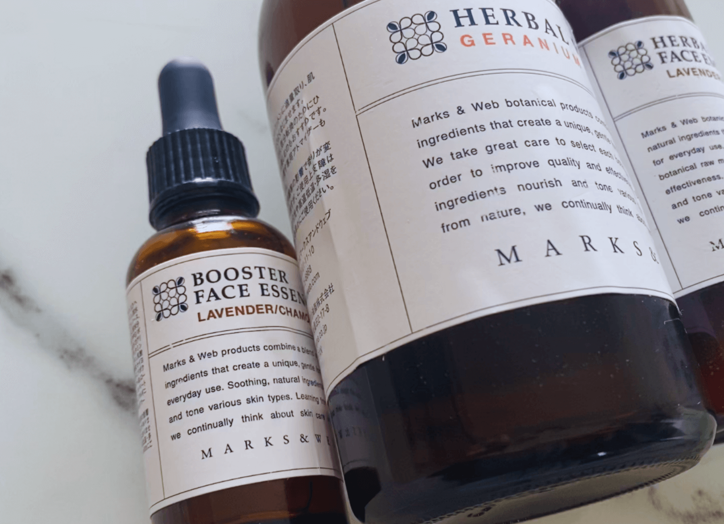 「自然がもたらす美しい生活:MARKS&WEB」挿入画像。ハーバルローションなどの基礎化粧品が並ぶ。