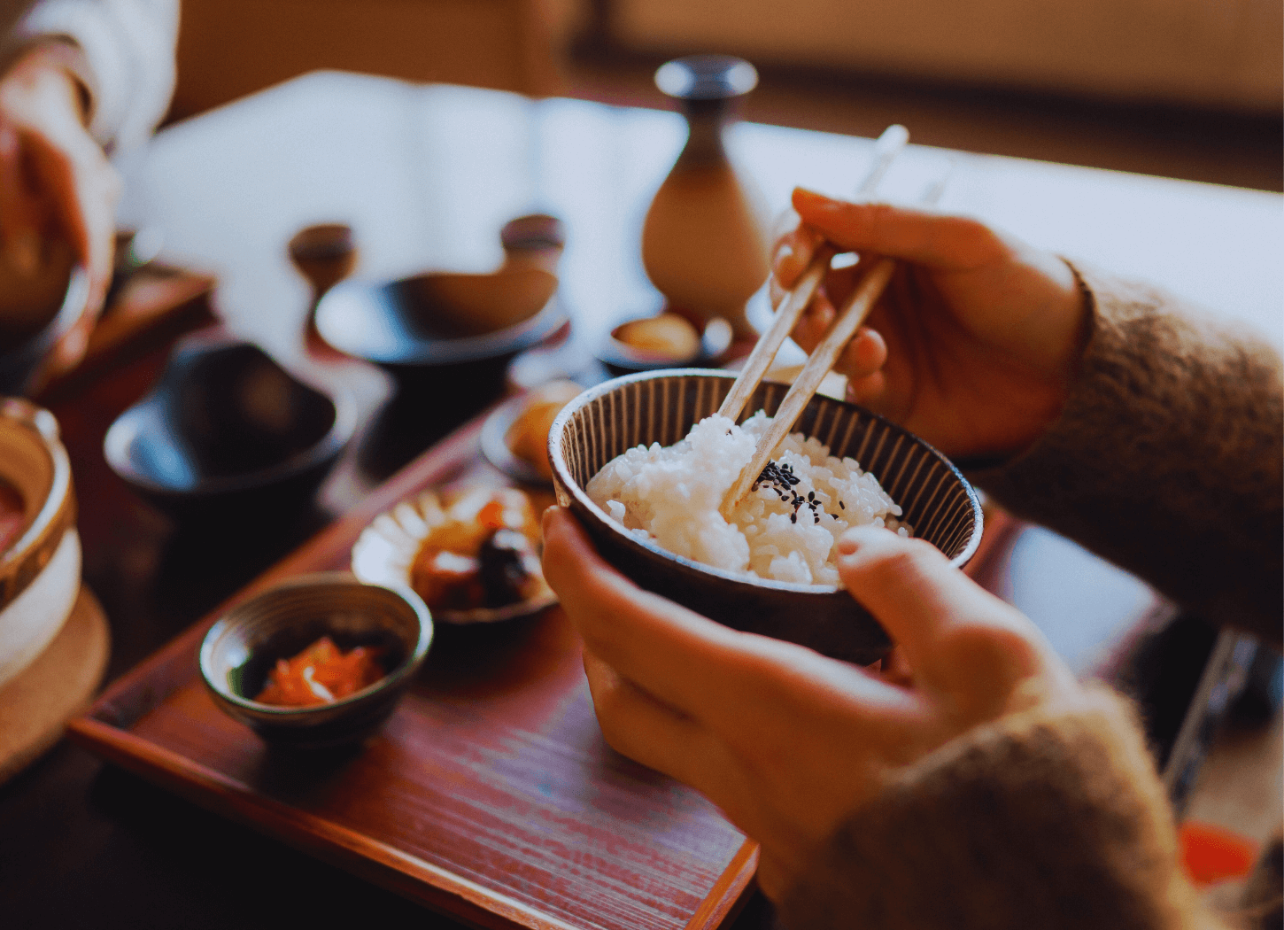 七十二候をテーマにした「72の便り」の挿入画像。旬の食材を使った料理が並ぶ日本の食卓。