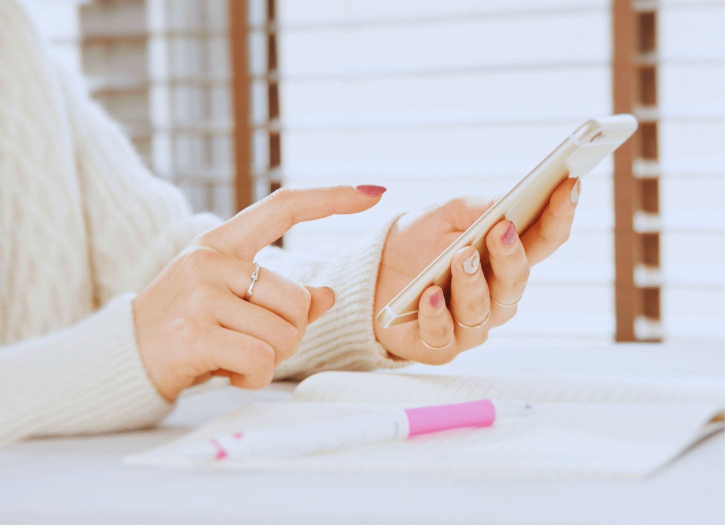 七十二候をテーマにした「72の便り」の挿入画像。スマホを操作する女性の手元。