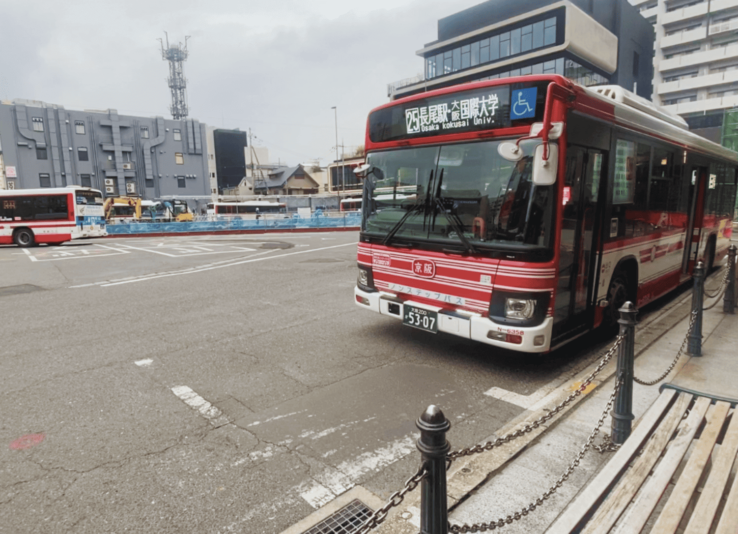 枚方市駅前のバス停を発車する京阪バスの様子。現在は工事中。