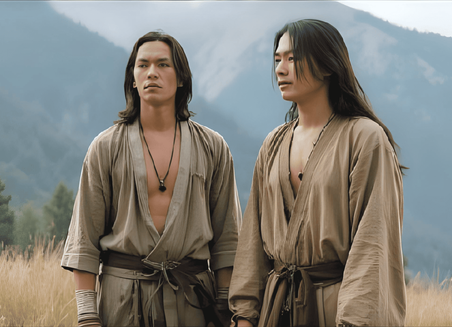 山を背景に立つ二人の男性。前合わせの服をラフに羽織り、胸がはだけており、揃いのペンダントが見える。左手の男性は肩で切り揃えた髪と手首に布を巻き、右手の男性は長い髪を下ろしている。蝦夷のリーダー、アテルイとモレのイメージ。