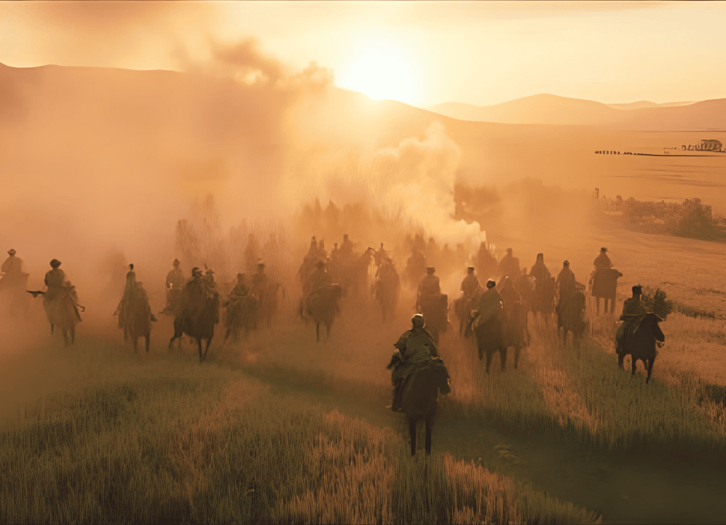 草原を馬で駆け抜ける兵士たち。砂埃が舞い、遠くの山に夕日が沈もうとする中、蝦夷討伐を行う軍のイメージ。