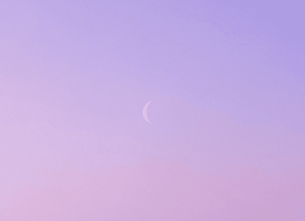 紫からピンクに染まる空に、細い三日月が浮かぶ幻想的な情景。