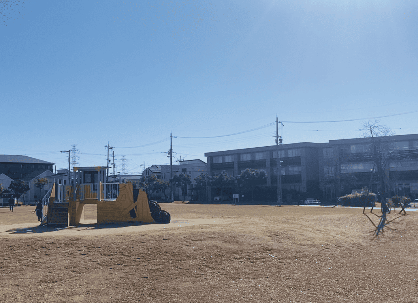 枚方市・牧野車塚古墳のブルドーザー遊具と運動場。多くの親子連れで賑わっている