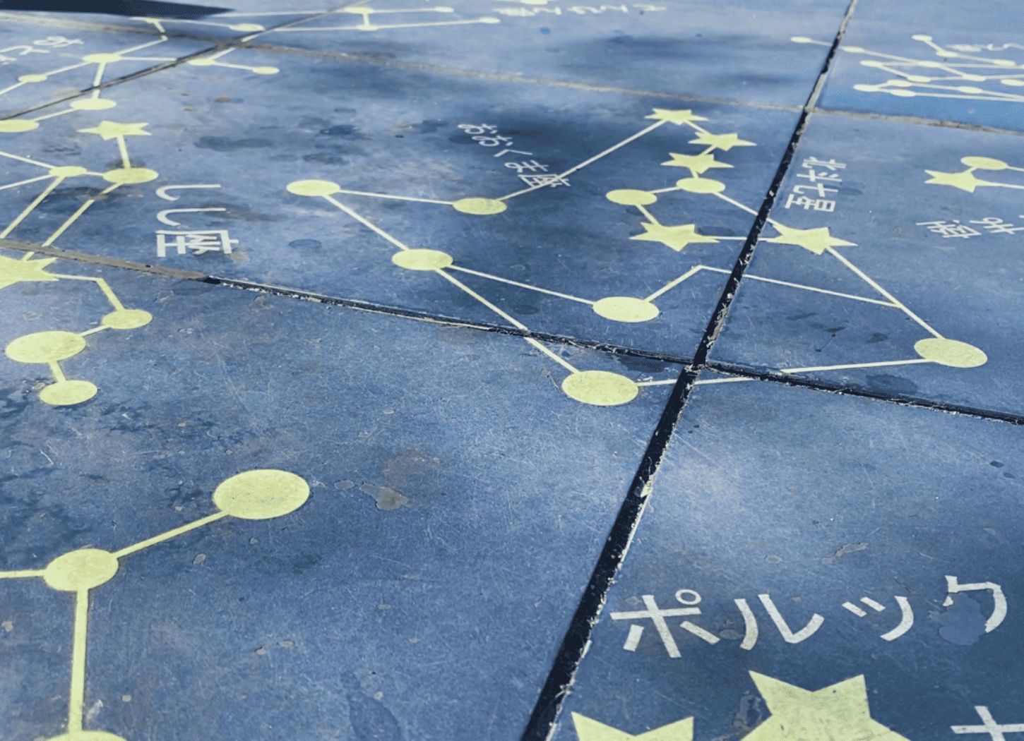 枚方市・牧野車塚古墳。地面に星座と名前が描かれている