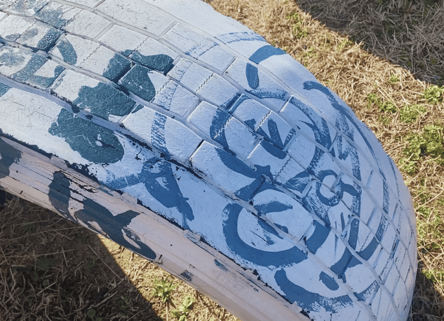 枚方市・牧野車塚古墳のタイヤ公園。白く塗られたタイヤに子どもが描いたかわいいキャラクター