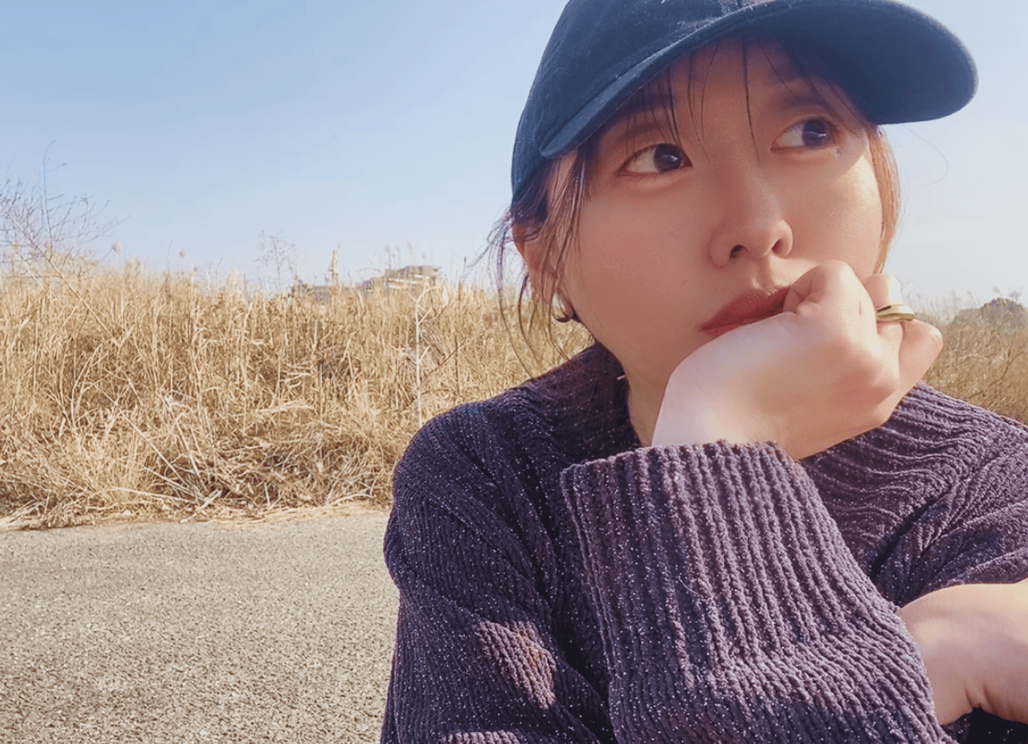 社会事業開発ACTION代表・堀寛未。淀川河川敷・枚方地区にて撮影。川面を眺めながら思考する