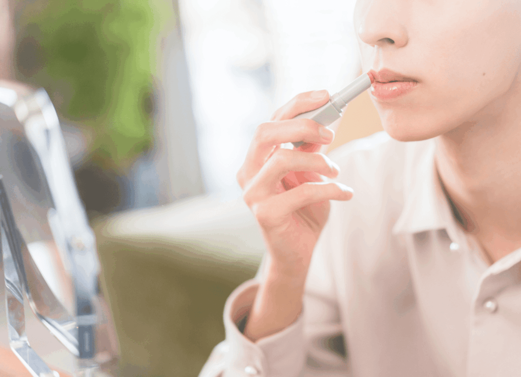 鏡の前でリップを塗る女性
