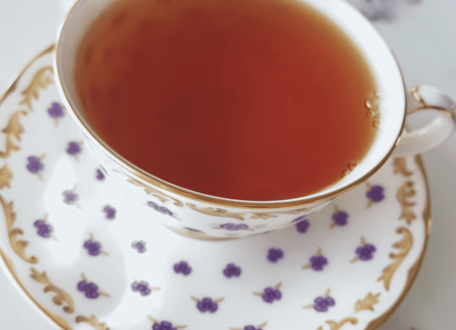 北欧「暮らしの道具店」限定復刻カップ&ソーサーに紅茶。紫のビオラとゴールドアクセントがレトロでかわいい