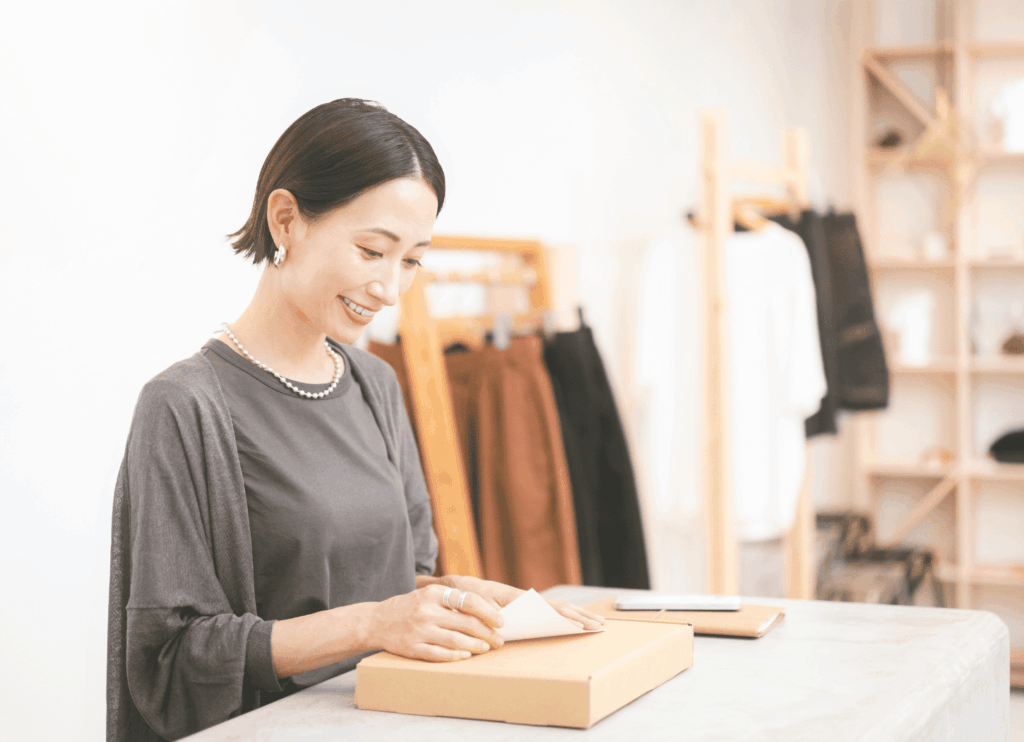 オンライン注文の商品を丁寧に梱包する女性