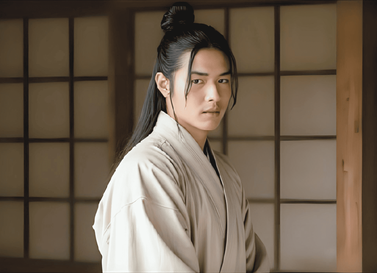 障子の前に立つ白い着物の長髪の男性。征夷大将軍に任じられた直後の坂上田村麻呂(さかのうえのたむらまろ)のイメージ。