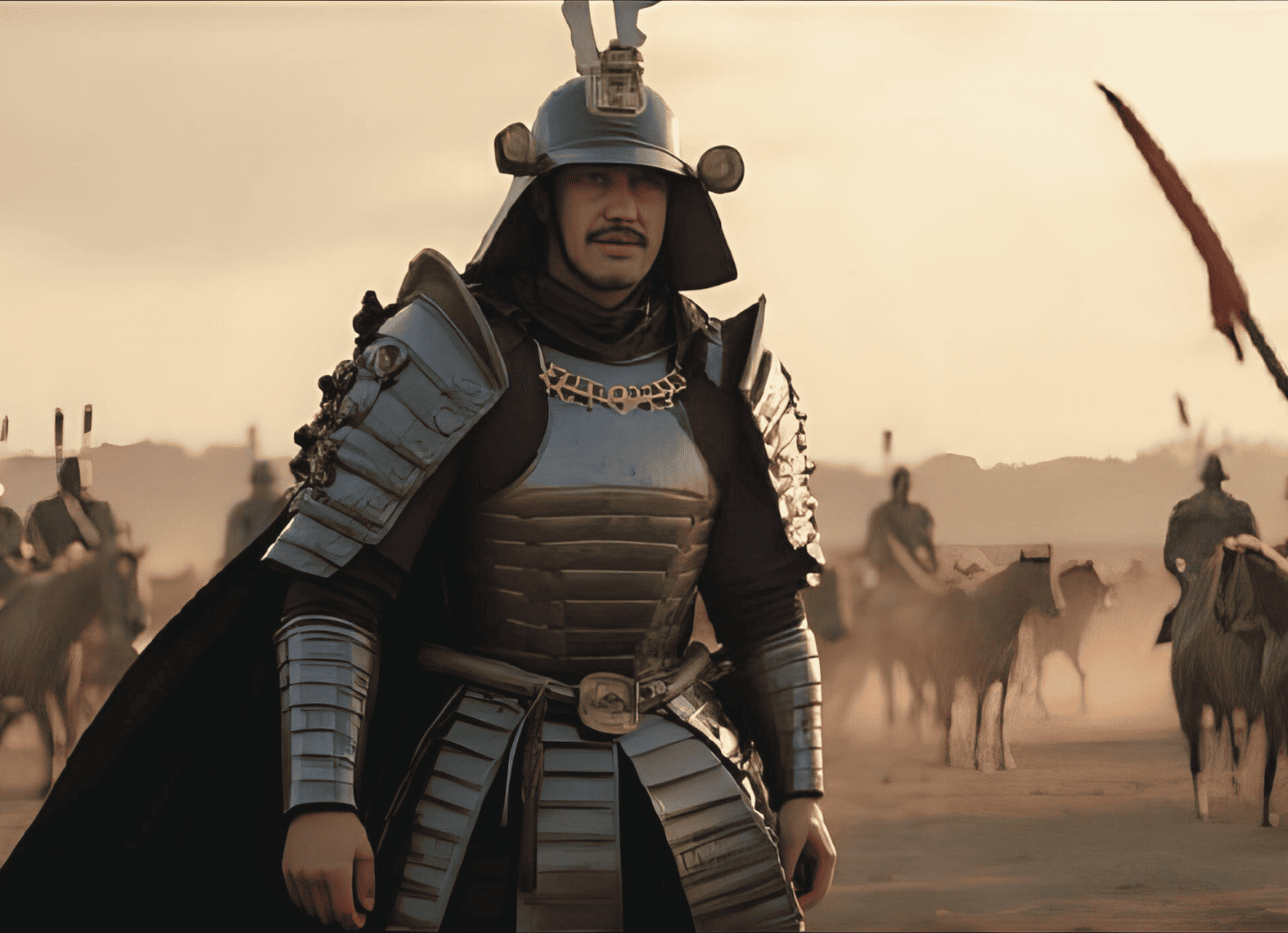 甲冑に身を纏った征夷大将軍・坂上田村麻呂(さかのうえのたむらまろ)が、夕日に照らされた大地に立ち遠くを睨む姿。背後には馬に乗った味方の軍と赤い旗が見える。