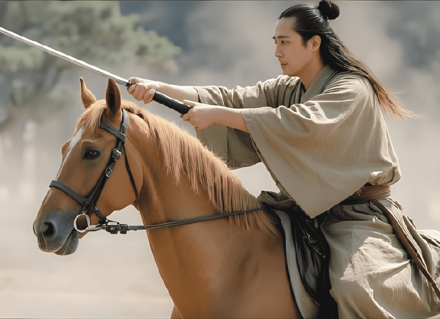 馬に跨り、刀を構える青年の横顔。砂埃が立ち込める戦場の中で坂上田村麻呂(さかのうえのたむらまろ)が戦う様子のイメージ。