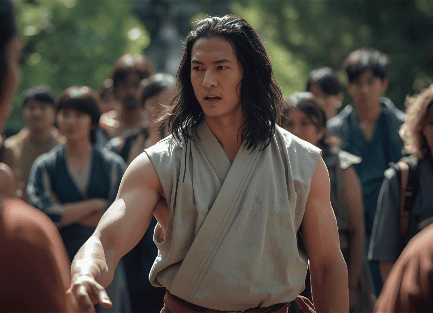 袖のない着物に長い髪、日に焼けた肌の男が聴衆の前で指示を出す。胆沢地方の首長として、アテルイがリーダーシップを発揮する様子を表現。