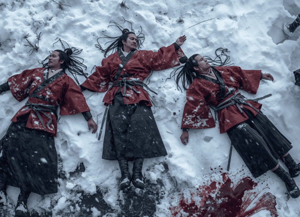 雪原に横たわる朝廷軍の兵士三人。近くには血溜まりが見える。巣伏の戦いで惨敗した朝廷軍の状況を描写。