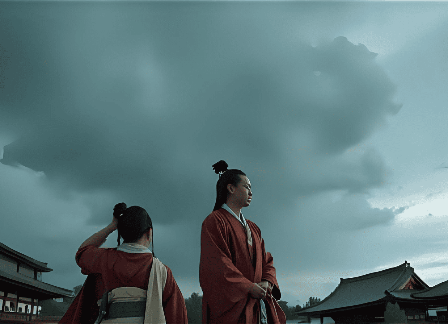 暗雲が立ち込める平安京の空の下、従者を付き添わせ、赤い着物で長い髪を団子にまとめた桓武天皇が後ろの街並みを振り返っている。