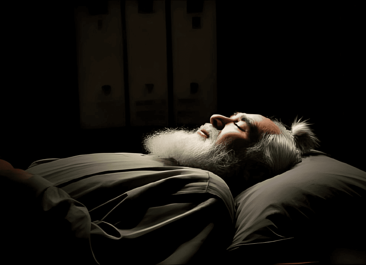 暗い室内に横たわる白髪に白髭の老人。光仁(こうにん)天皇が桓武天皇に地位を譲渡した場面をイメージ。