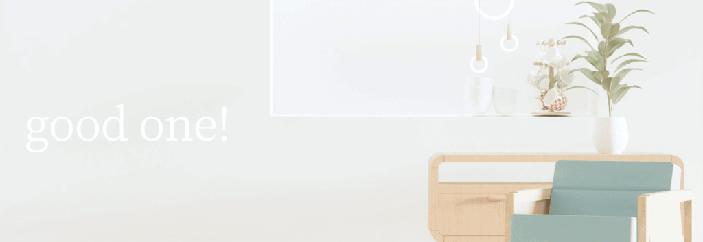 白い壁の部屋にナチュラルな木製ソファとチェスト。観葉植物やマグカップツリー、スタッキングされた白いポット、ユニークなライトが並ぶ、good one!シリーズのバックナンバー用イメージ。