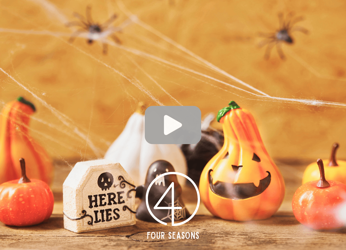 オレンジの背景に、ジャックオランタンやカボチャ、ゴースト、墓石、蜘蛛の巣が並ぶハロウィンデコレーション。クリックするとハロウィンメドレーのYouTubeページが開く