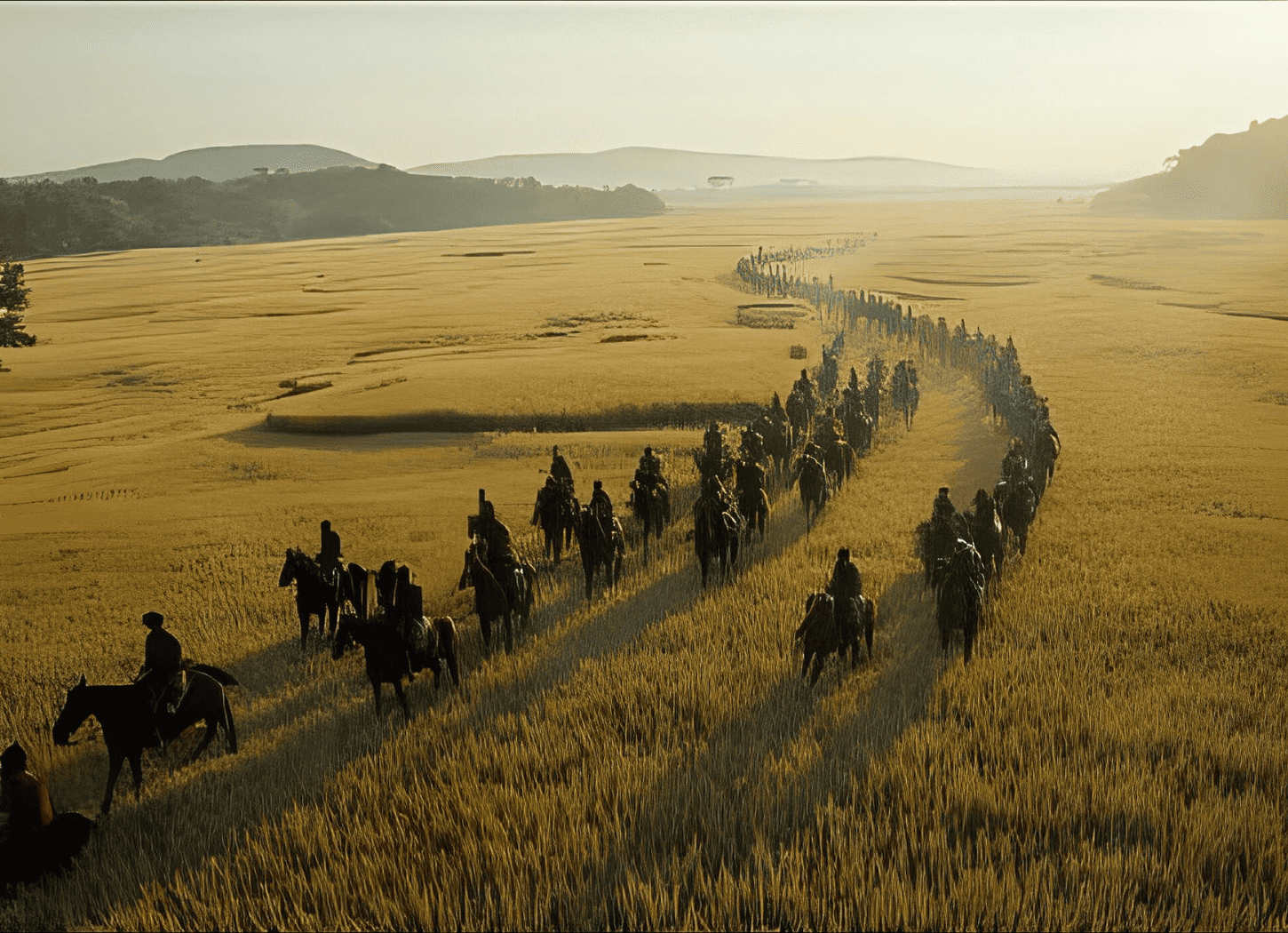 夕日が差す草原を、馬に乗った人々が列を成して走る北を目指す朝廷軍。遠くに山が見える。