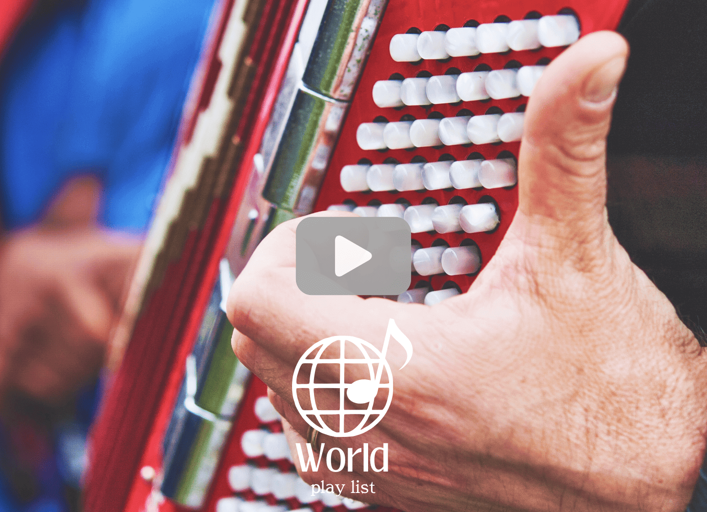 ミュゼットを演奏する男性の手元。アコーディオンの鍵盤とボタンが映る。クリックするとYouTubeでプレイリストが再生されます。