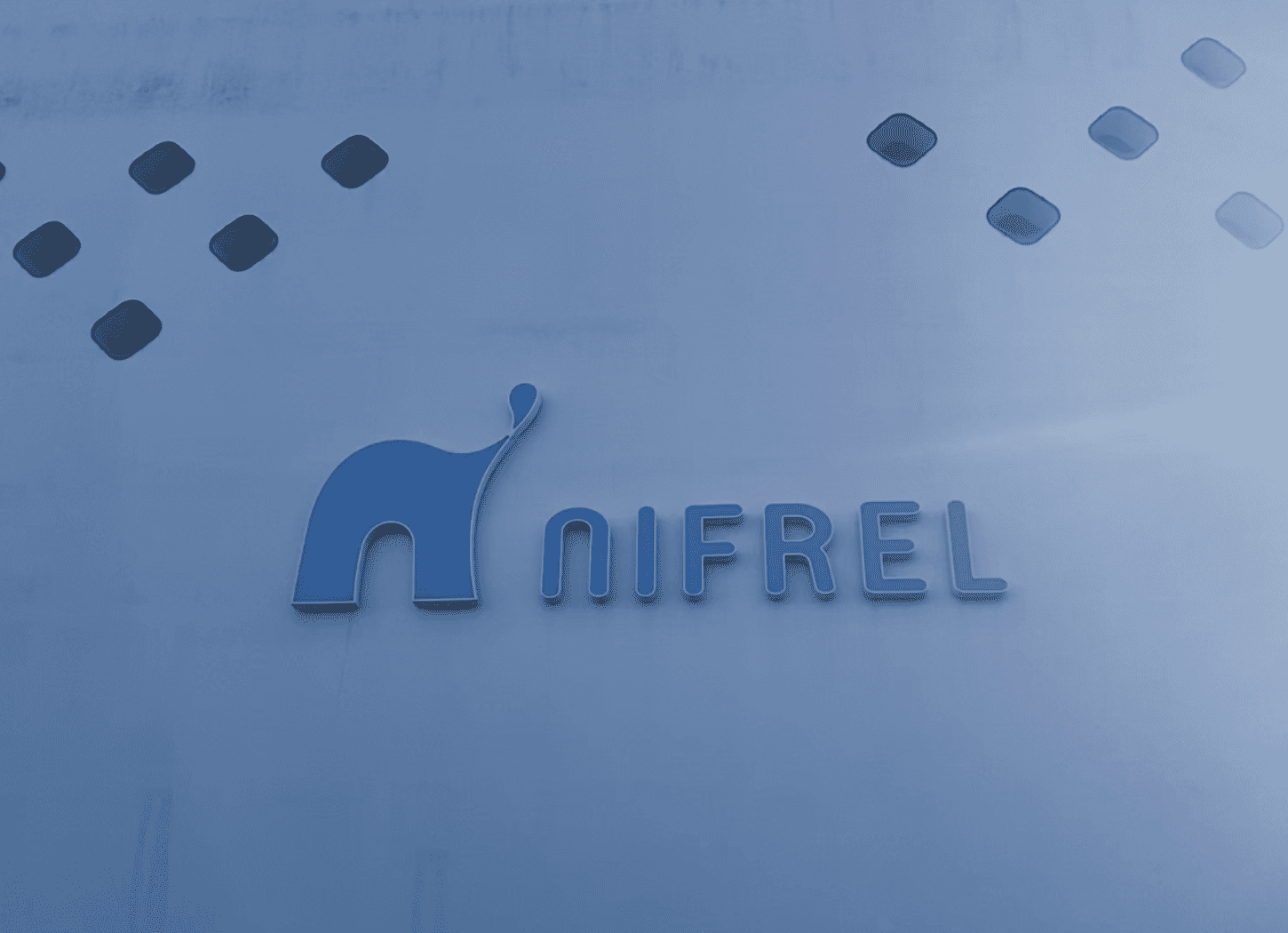 白い壁に爽やかな水色のニフレルロゴ。ダイヤ型の窓がある建物で、レストランが入っている