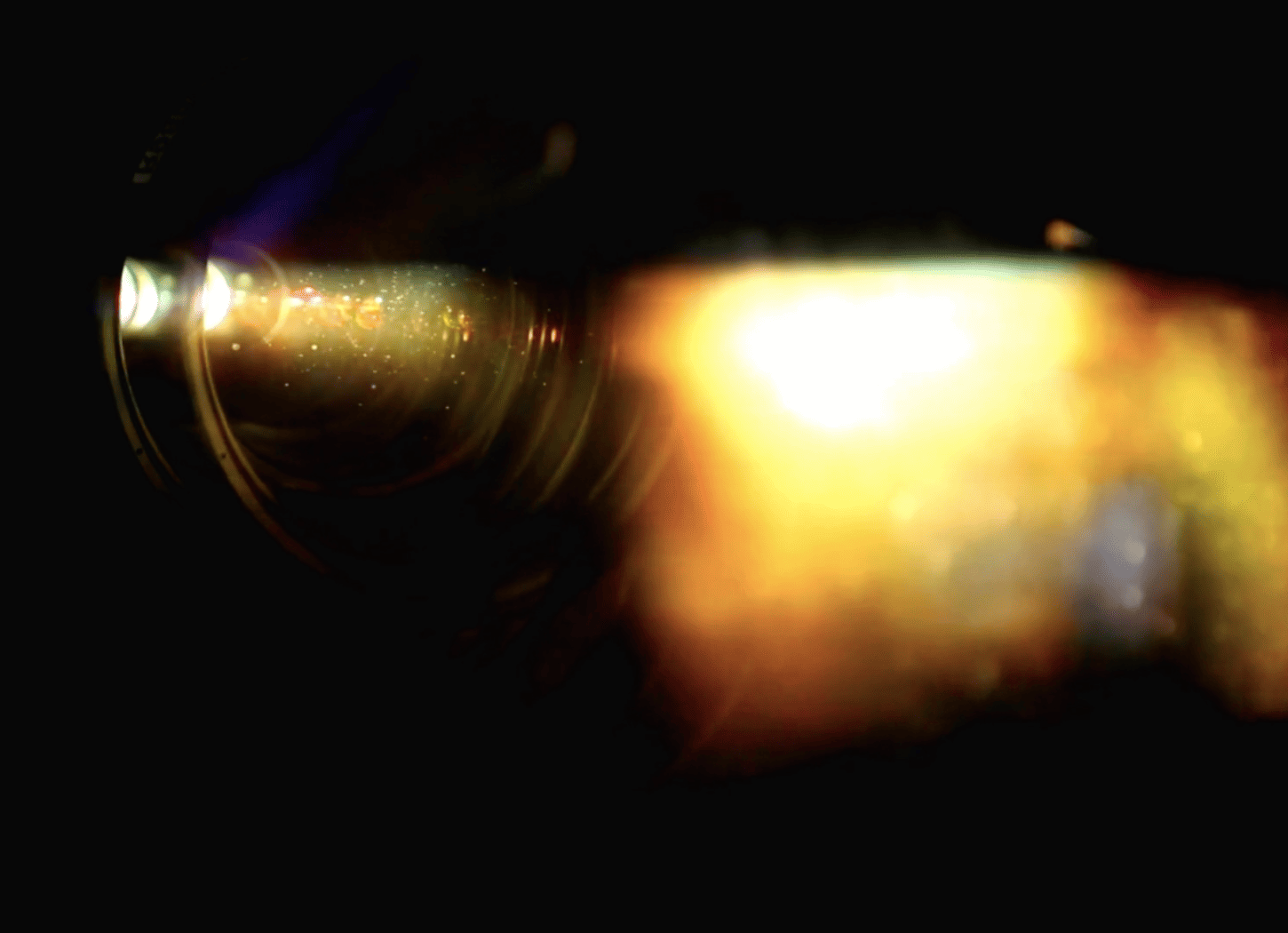 暗闇の映画館で映写機のレンズから光がスクリーンに映し出される。Nちゃんと観た映画『アルマゲドン』の記憶を思い出させる象徴的なイメージ。