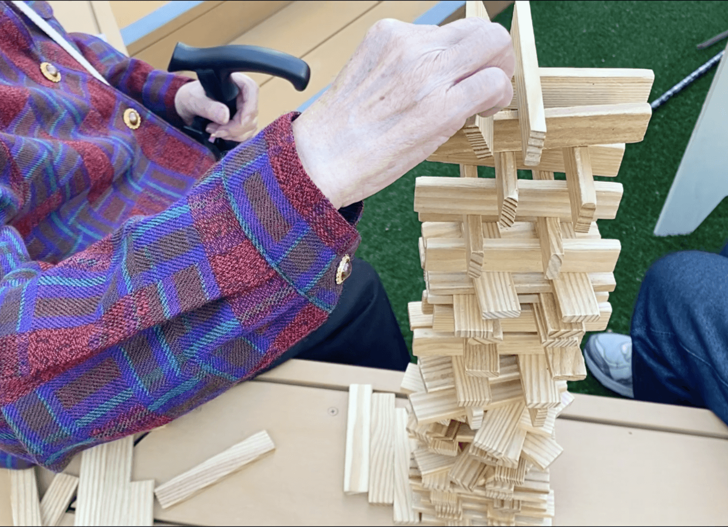 プール跡地でカプラを楽しみながらコーヒーを飲むおばあちゃんグループ