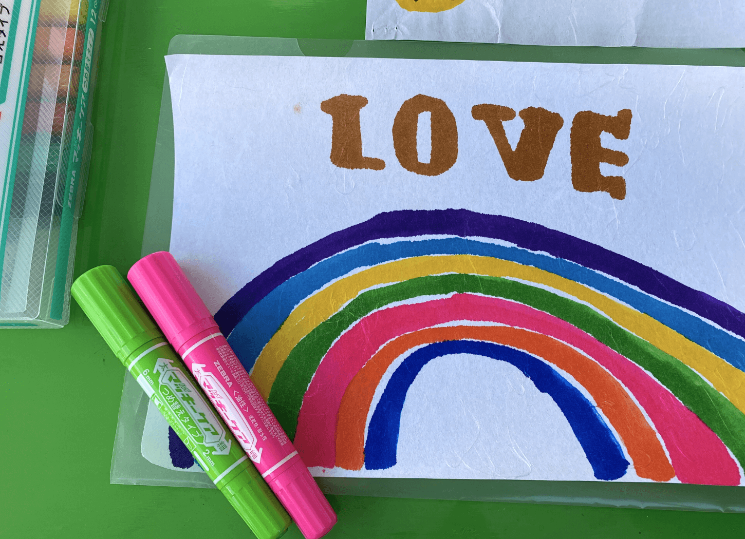 灯籠ワークショップで和紙に描いたカラフルな虹の絵