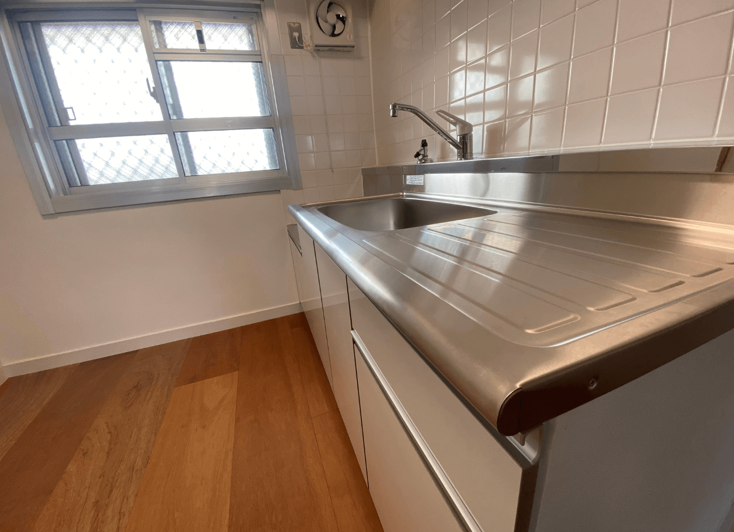 MUJI×UR PARTS ROOMのキッチン。広々として使いやすく、窓から光が差し込む室内