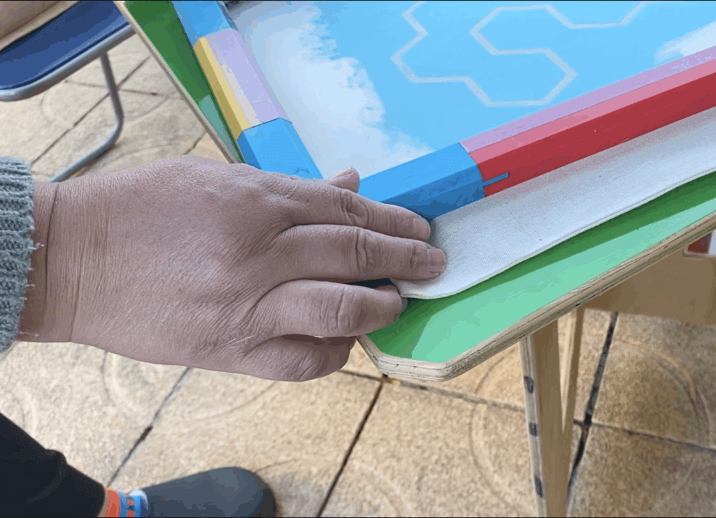 団地イベントでシルクスクリーンを使い、オリジナルデザインのバッグを作る女性の手元