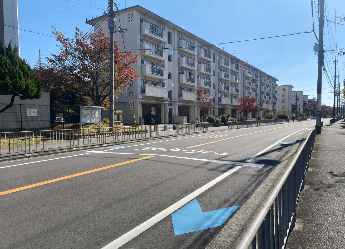 大阪府枚方市・殿山百済寺道から望む中宮第3団地の景観。青空の快晴の下で建物が並ぶ