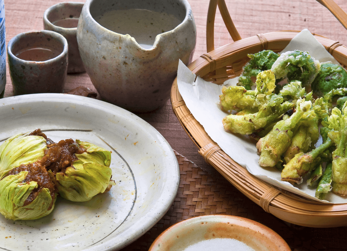 器に盛り付けられた蕗のとう味噌と蕗のとうの天ぷら