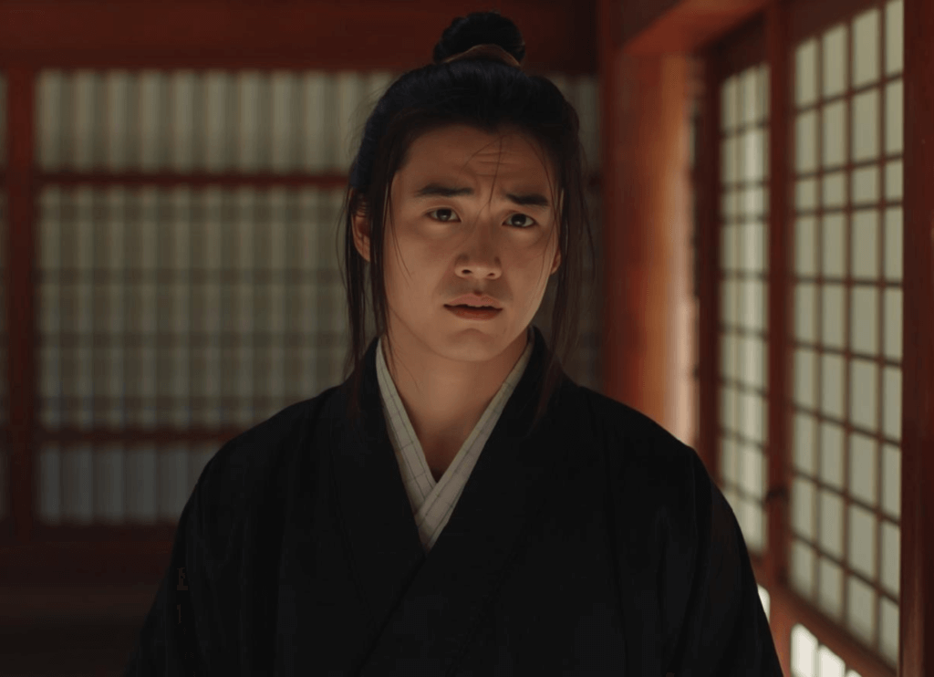 朱色の柱と障子に囲まれた廊下で、噂話をする人々を見つけて眉を顰める若い貴族の想像図