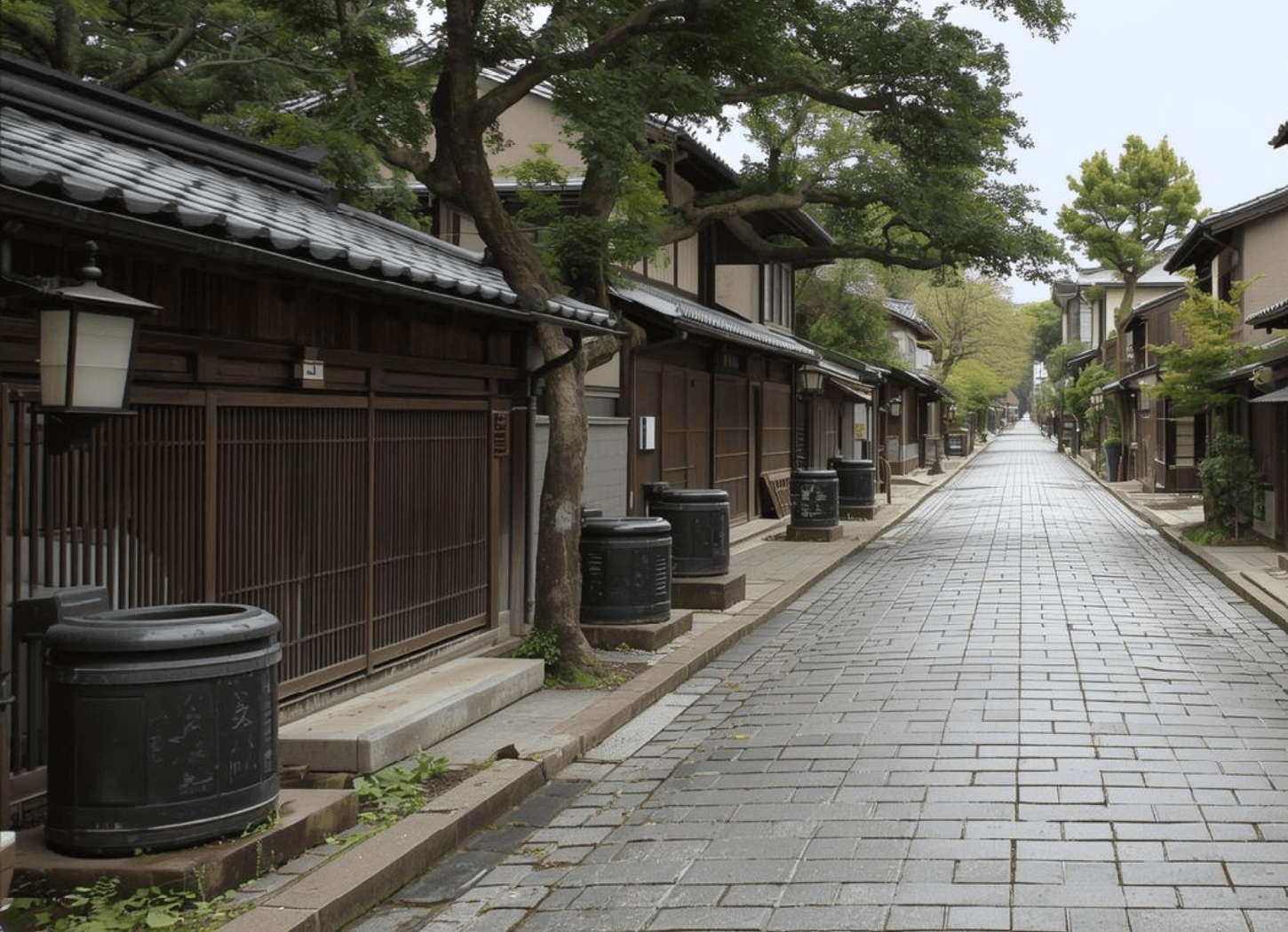石畳の大通りの両側に平安時代の木造家屋が並び、井戸や木が点在する平安京の街並みの想像図