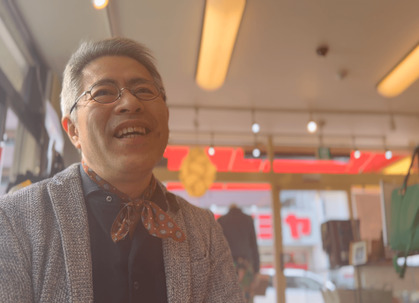 優しい笑顔でヨシとの出会いについて語る、くらわんかファブリックの富江さん。de lusso店内でのインタビュー風景