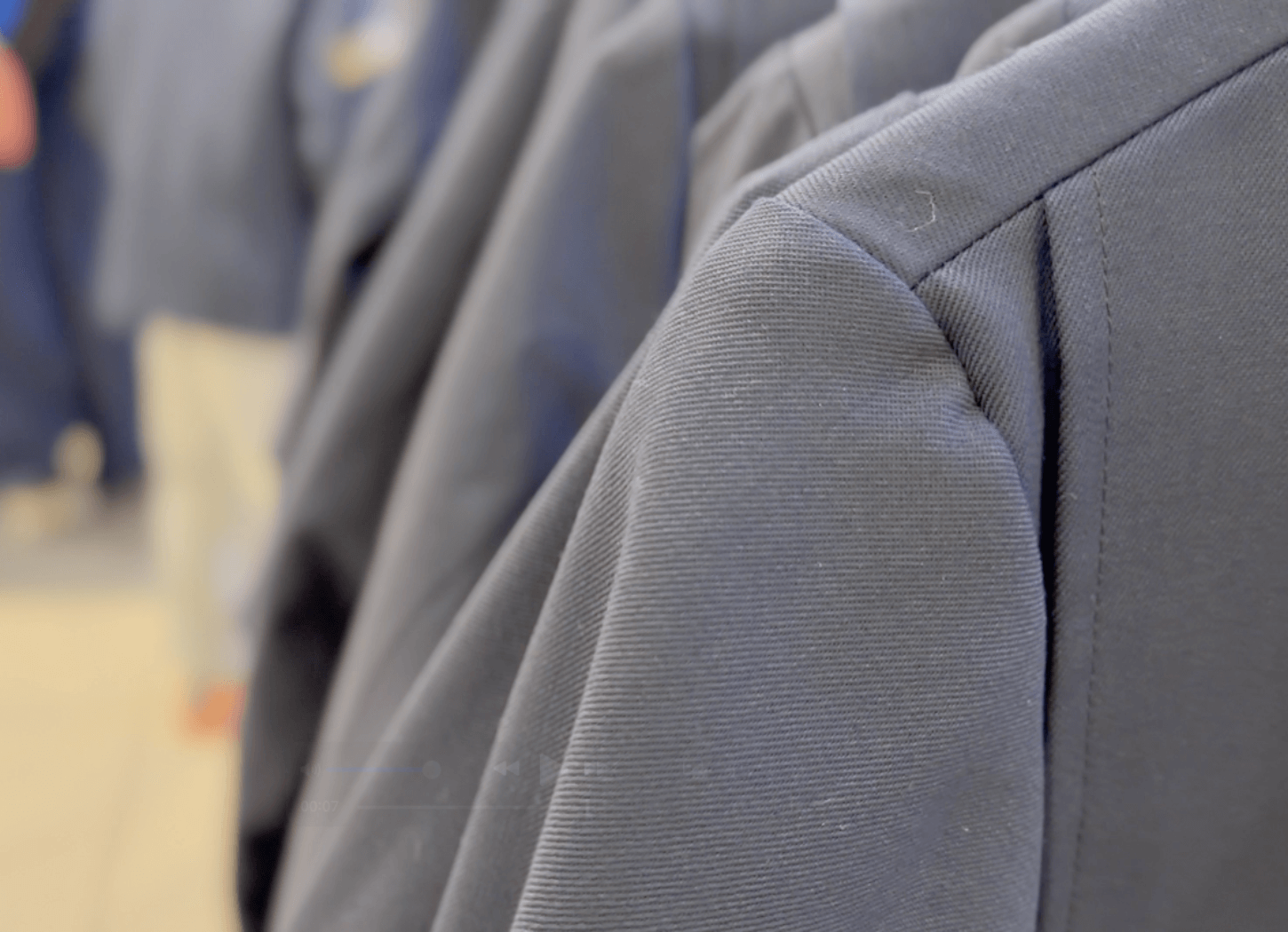 くずはモールSANZEN-HIROBAで開催された第4回京阪Kidsアートフェスの「制服でハイ！チーズ」コーナー。子ども用の制服がバーに並び、来場した子どもが制帽を選んでいる様子。