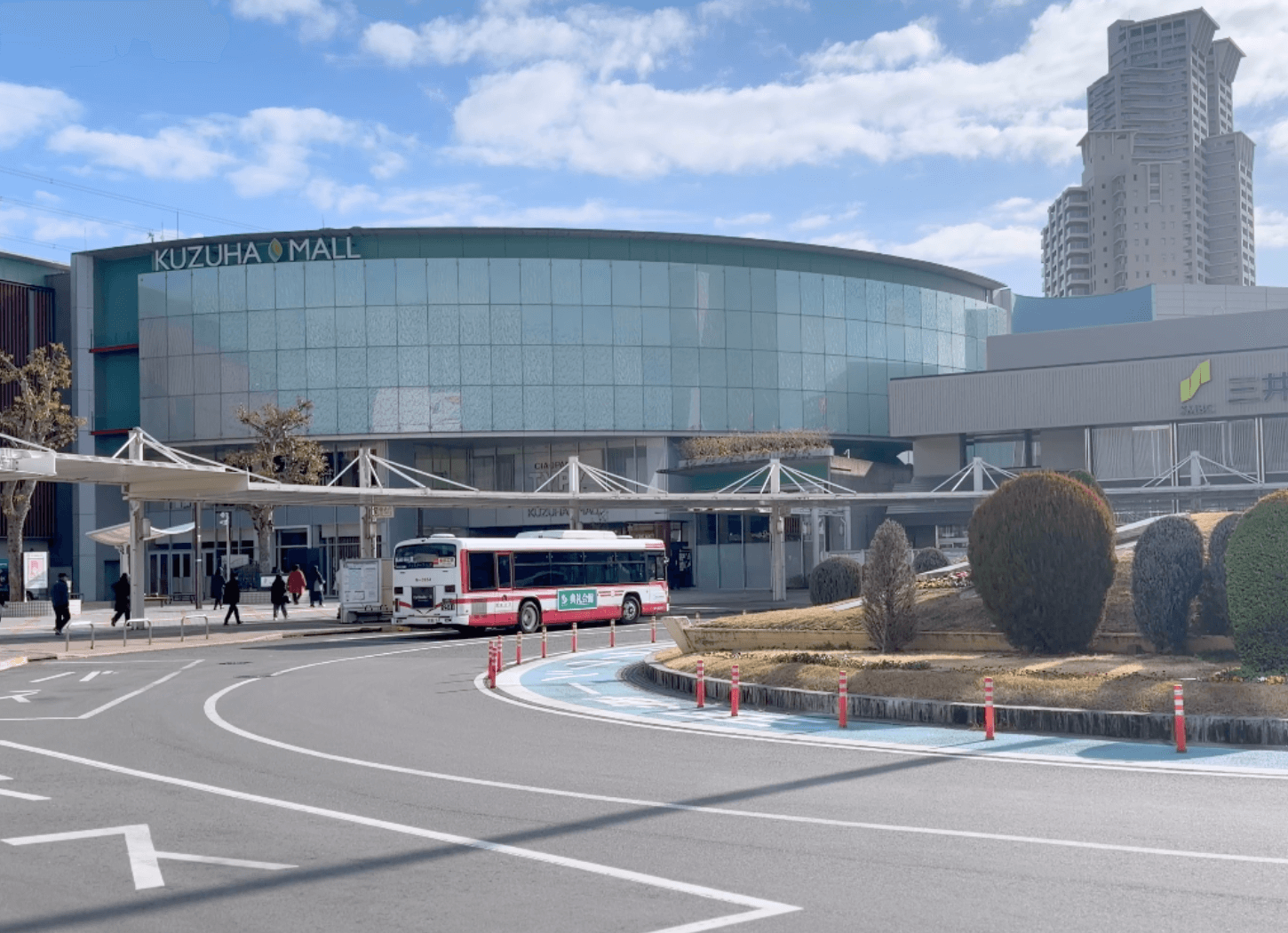 京阪電車樟葉駅近くのくずはモール外観。ロータリーに停車する京阪バスと、通路を行き交う人々の様子。