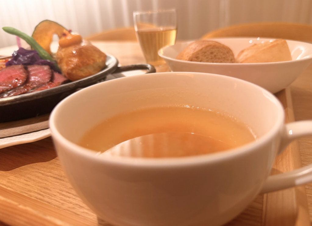 やさしい色合いのスープとパン、ワンプレートランチを一緒に楽しめるミュゼカラトの食事風景