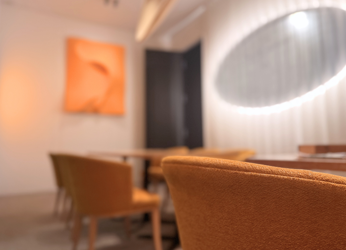 やわらかな照明と落ち着いた椅子が並ぶ、ミュゼカラトの店内風景