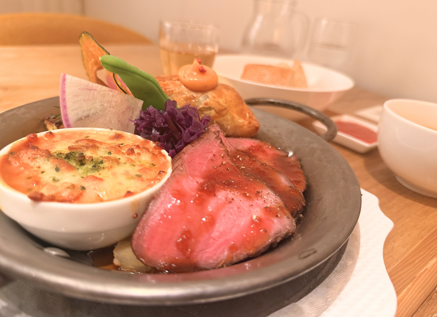 ローストビーフやグラタン、野菜の付け合わせが並ぶ、ミュゼカラトの「スペシャルワンプレート遊園地」