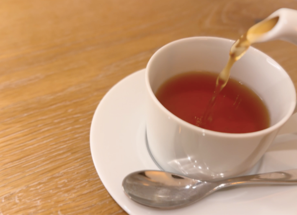 カップに紅茶を注ぐ、ミュゼカラトのティータイム風景