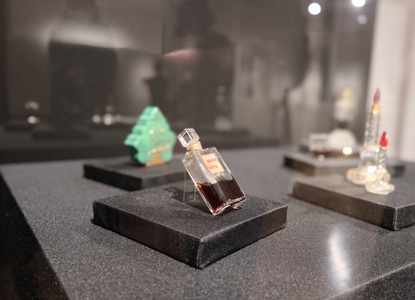 エルザ・スキャパレッリによる香水瓶やオブジェが並ぶ、中之島美術館の展示風景