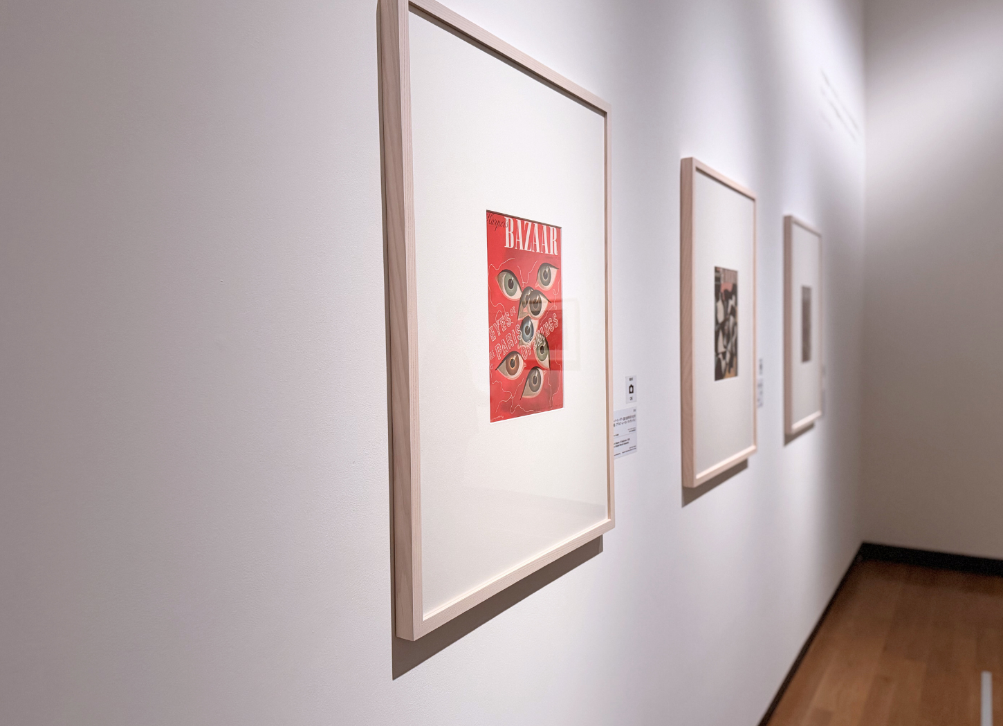 中之島美術館「拡大するシュルレアリスム」展で、壁面に額装作品が並ぶ展示風景