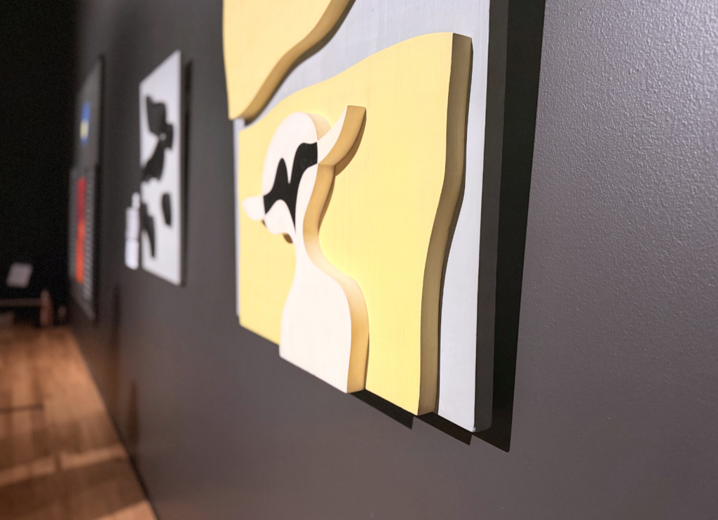 ジャン(ハンス)・アルプ《ひと、ひげ、へそ》が展示された、中之島美術館の展示風景