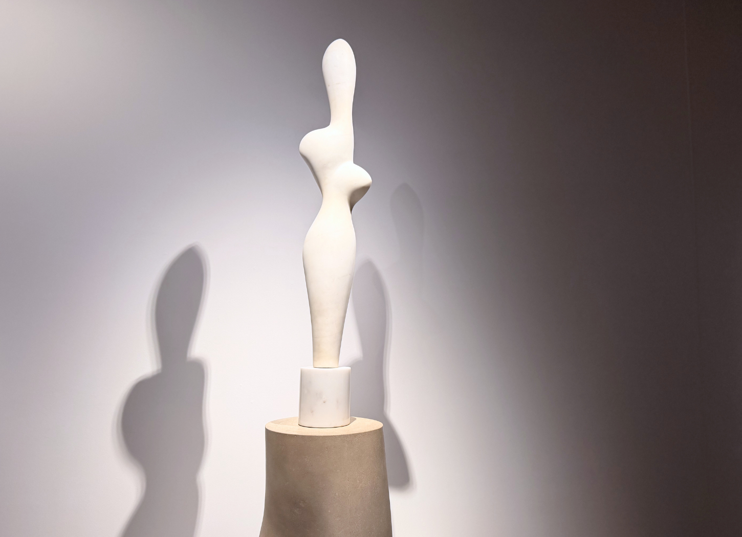 ジャン(ハンス)・アルプ《植物のトルソ》が台座の上に展示された、中之島美術館の展示風景